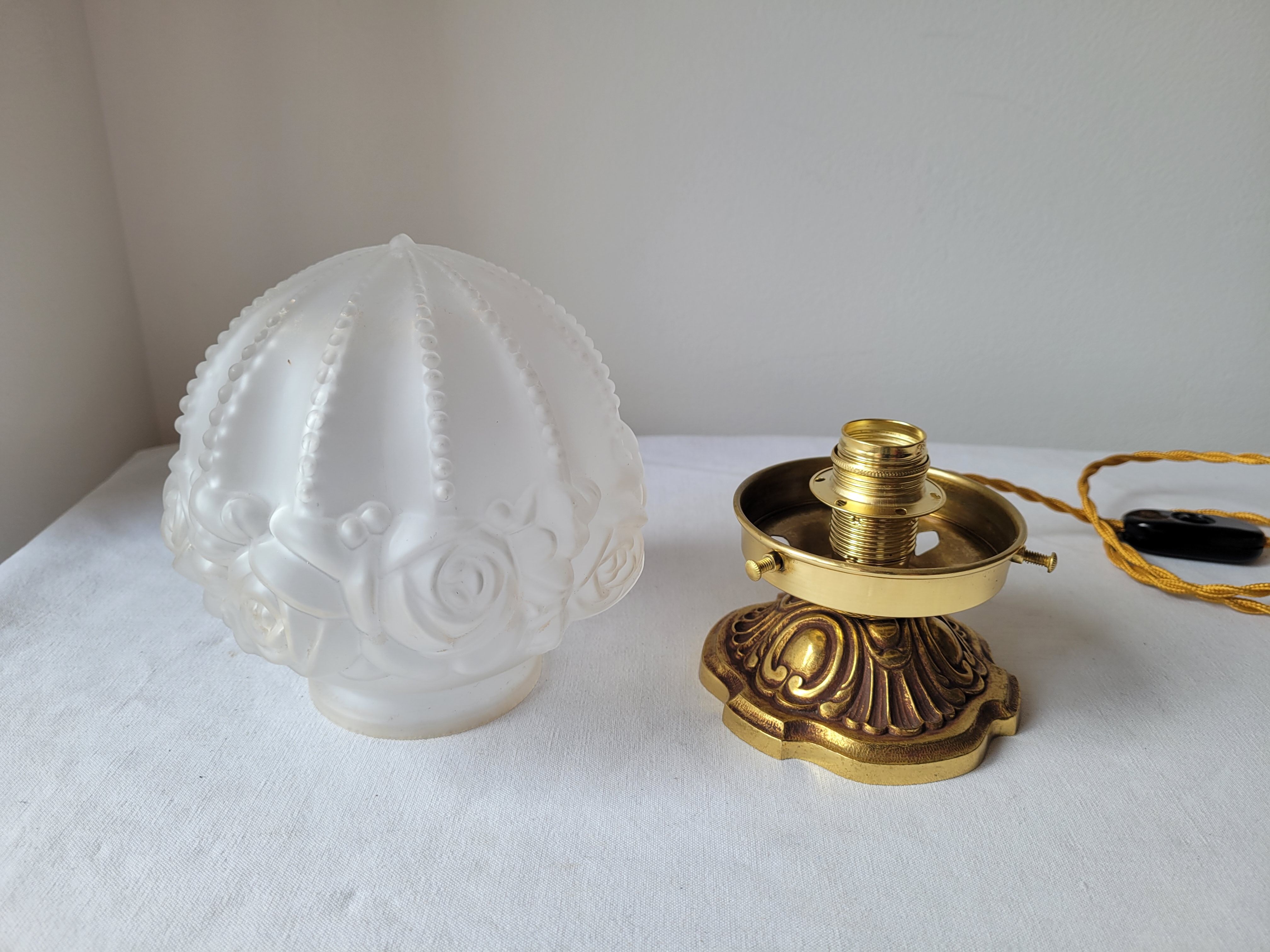 Art deco lamp in bronze and frosted glass