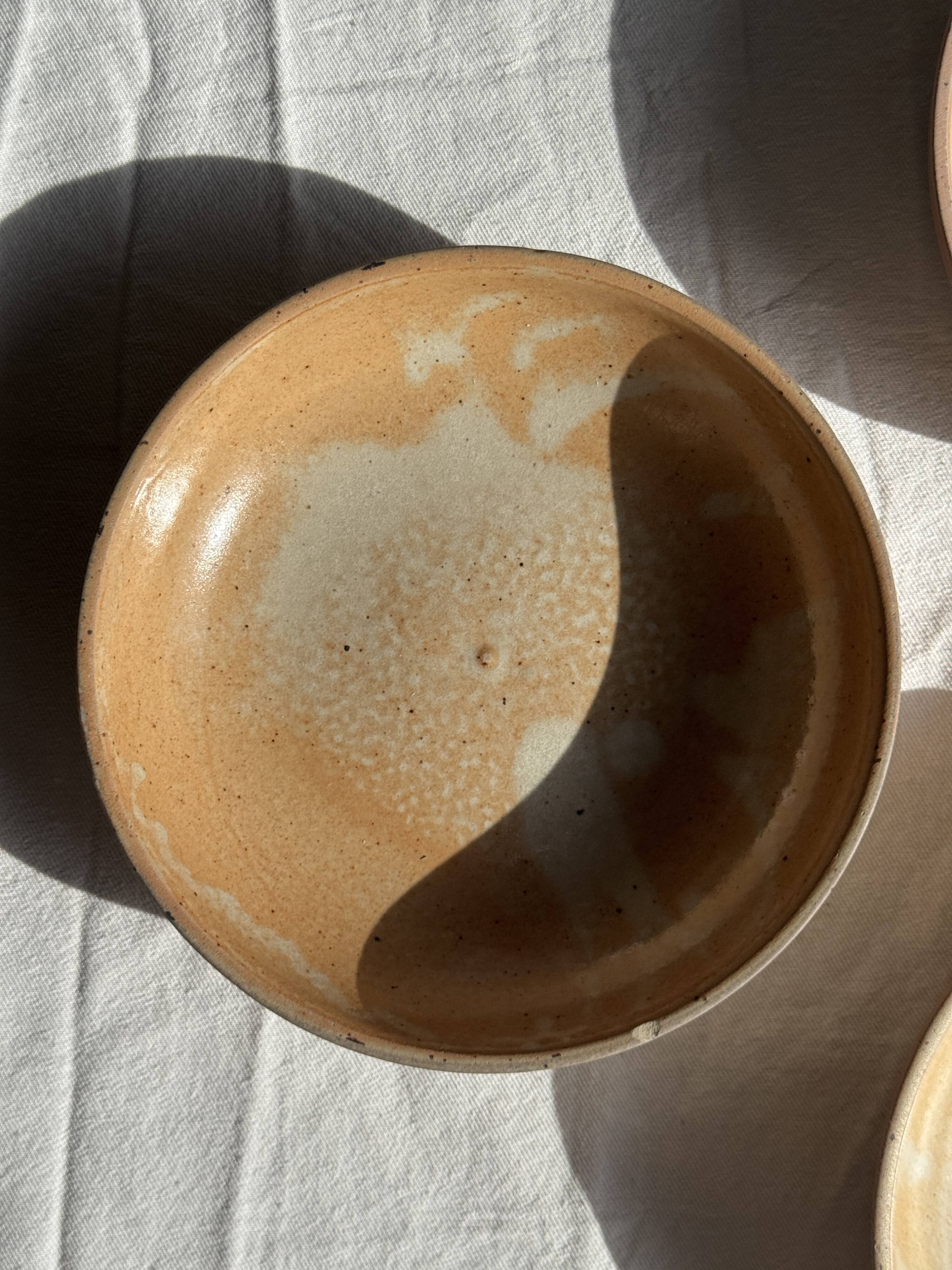 11 assiettes creuses artisanales vintage en grès mat