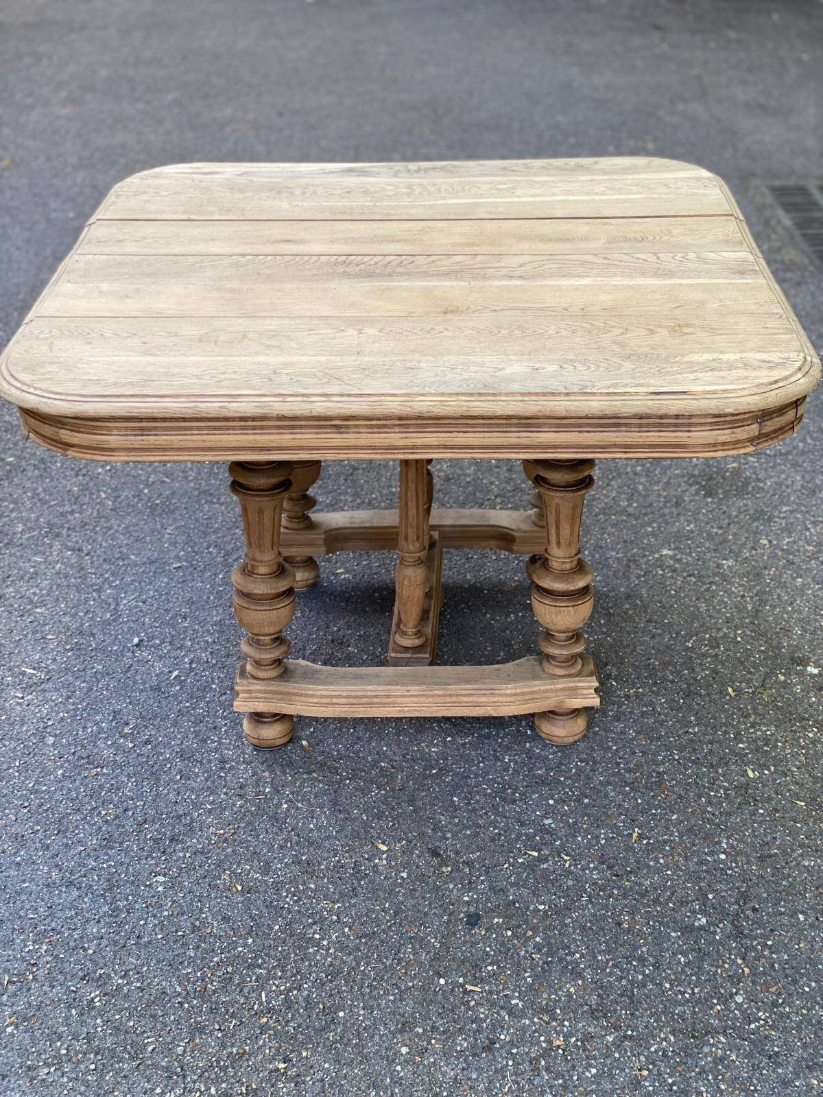 Henri II dining table stripped in solid oak from the 19th century.