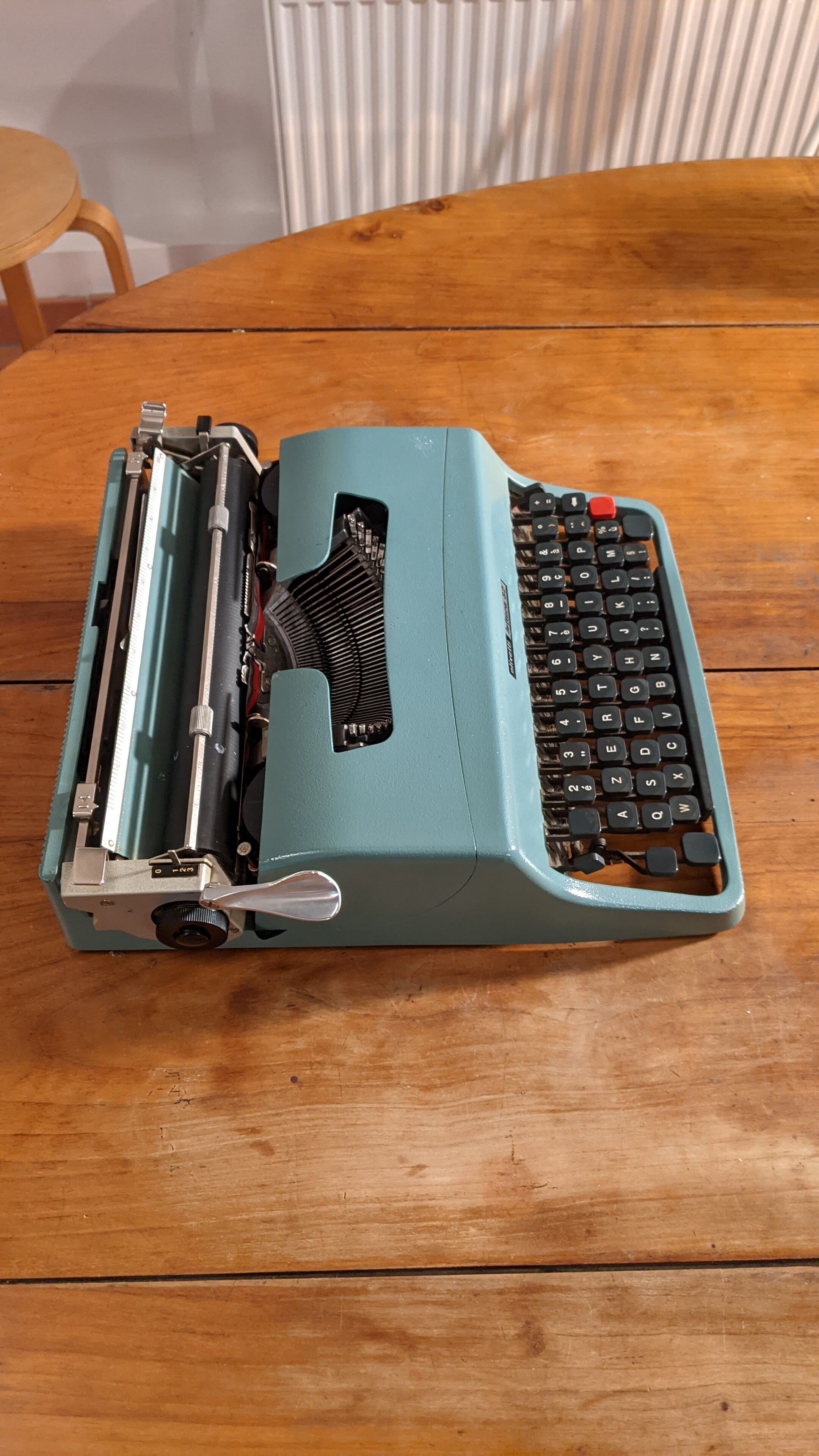 Typewriter Olivetti Lettera 32