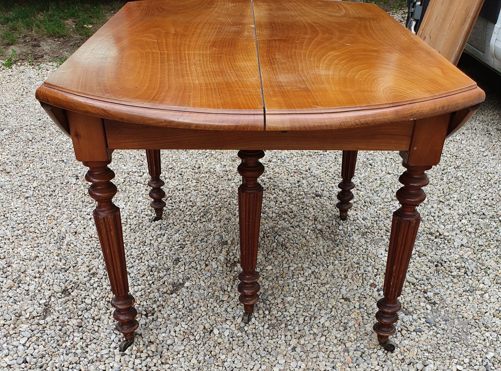 Table ovale 6 pieds avec allonges patine caramel