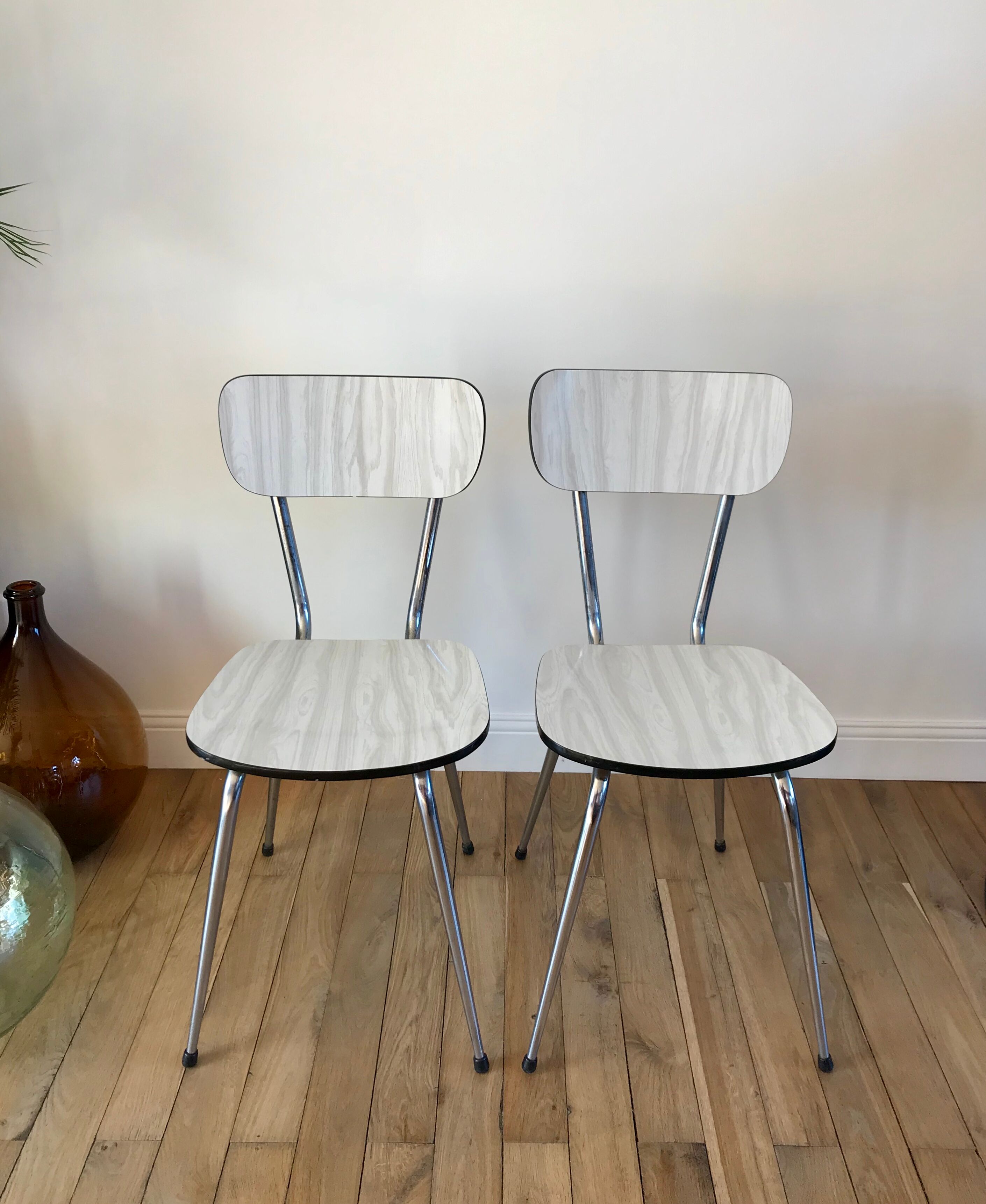 Duo of white formica chairs marble effect 70s