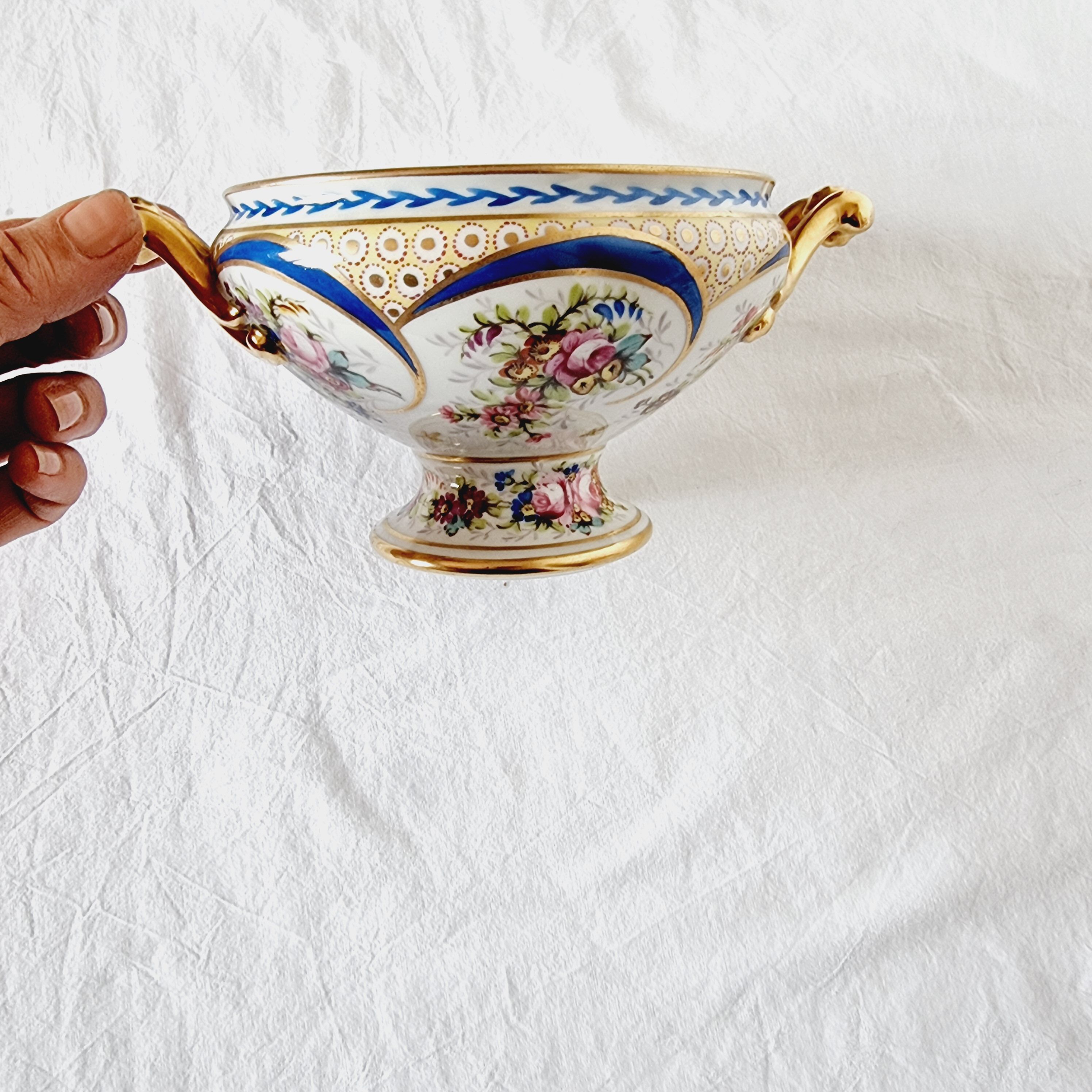 Tasse et soucoupe en porcelaine reproduction de sèvres décorées à la main par m.carpezat pour limoge