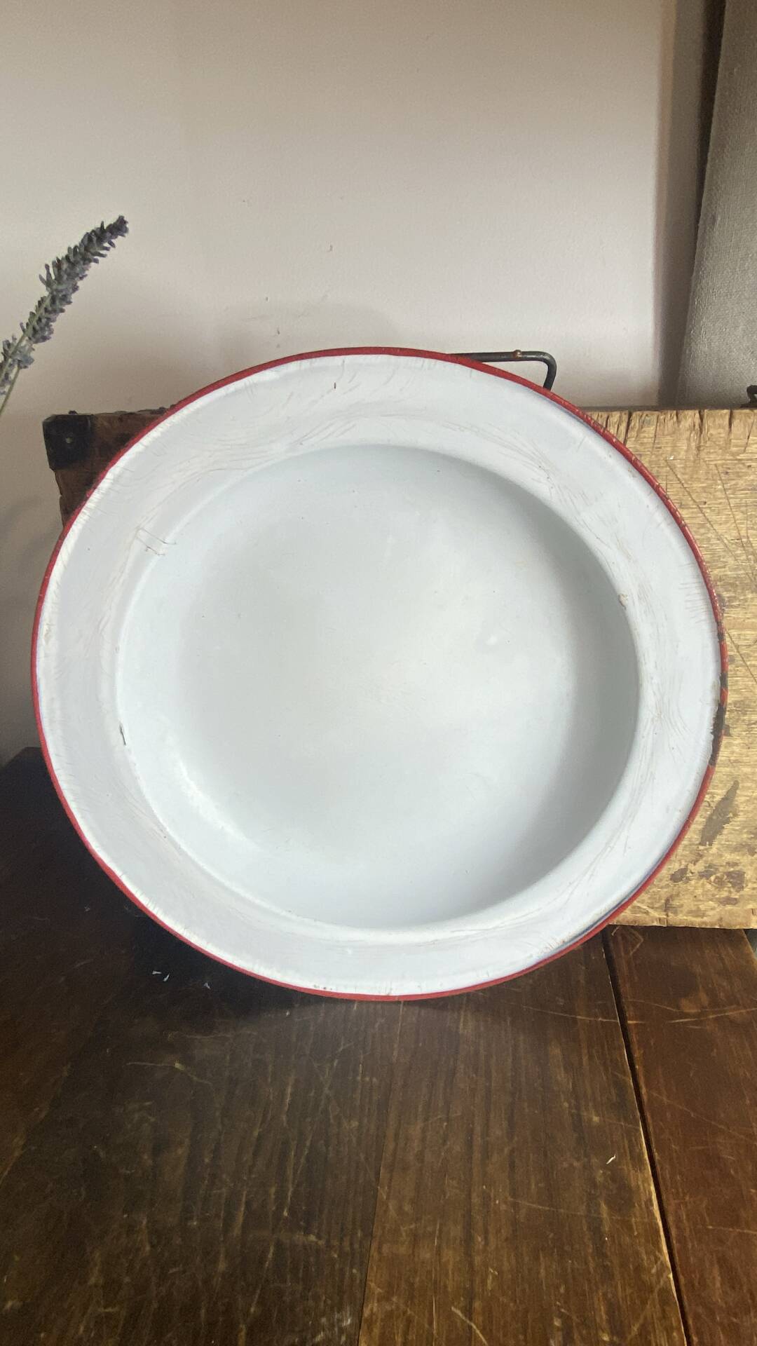 Enamelled metal plates