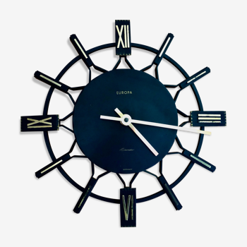 Horloge Europa fer forgé noir et or 1960