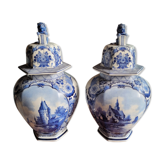 Deux vases en faïence de Delft