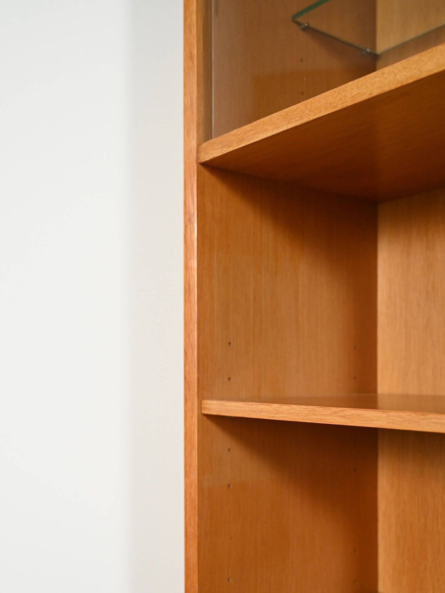 Bibliothèque avec vitrine conçue par Marian Grabinsky pour IKEA