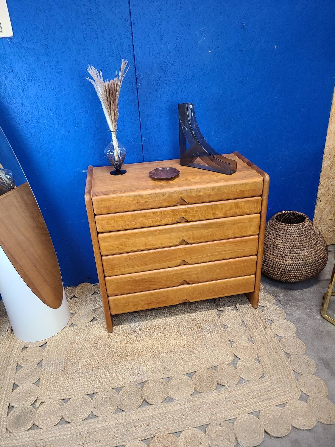 Commode vintage dans le goût de la maison regain