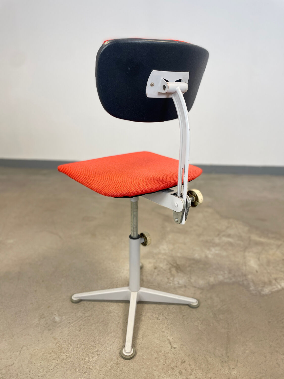 Adjustable desk chair