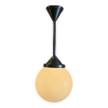 Suspension Art-déco en aluminium et globe opaline XL - mid. XXeme
