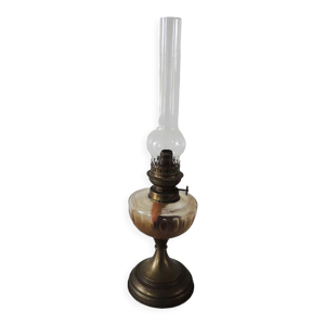 Ancienne lampe à pétrole pied