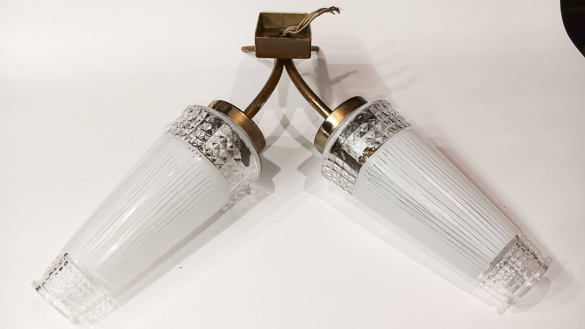 Wall lamp with 2 branches L 30 cm - H 30 cm - Size of embossed and white screen-printed glasses: H 15