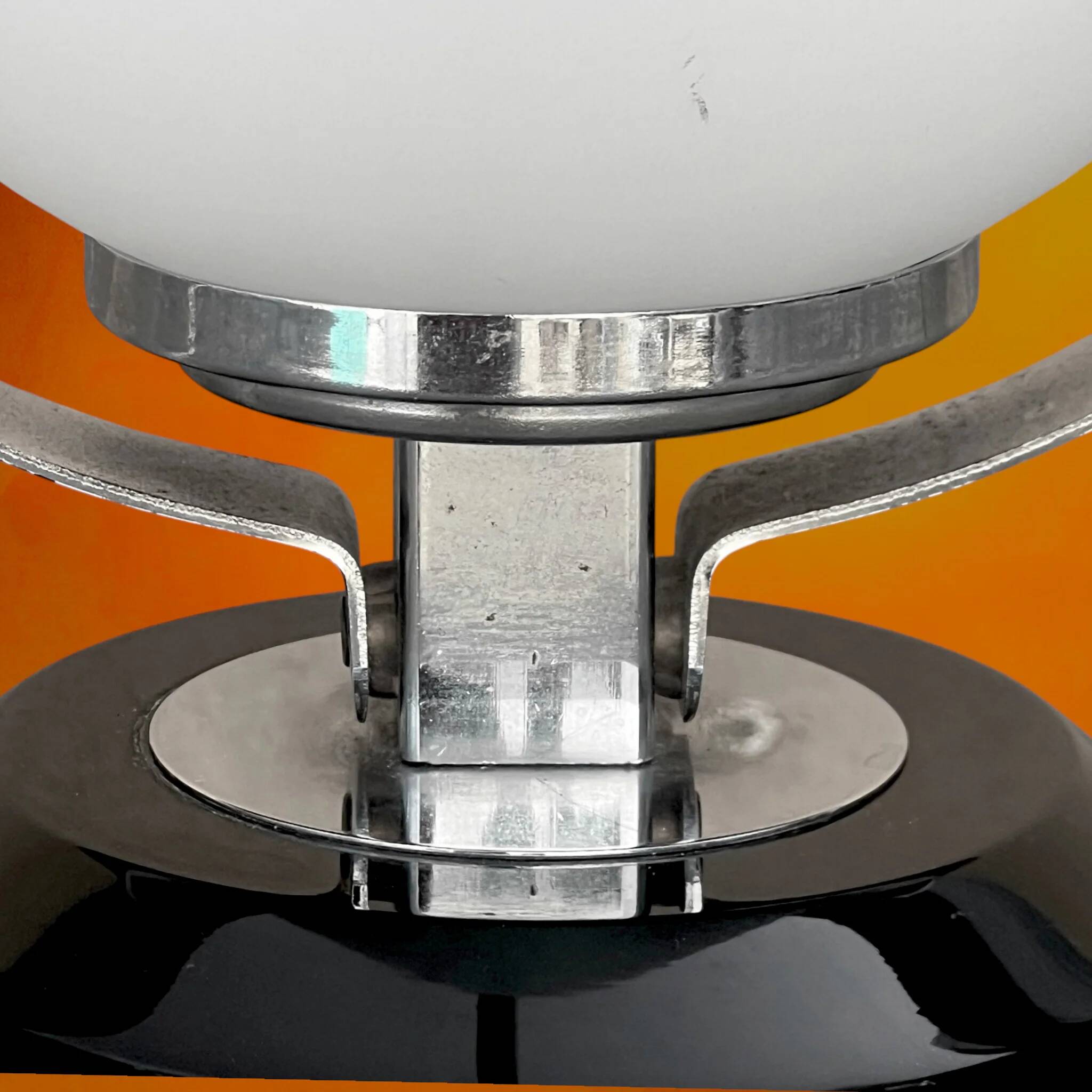 Lampe de table Space Age en opaline et chrome – Années 1970