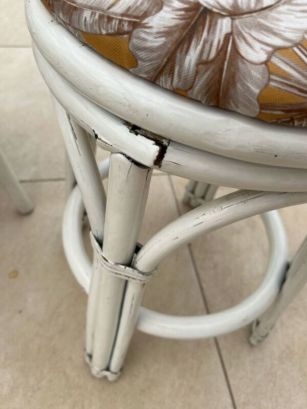 Salon de jardin en rotin / bambou blanc Vintage avec 2 chaises et un tabouret