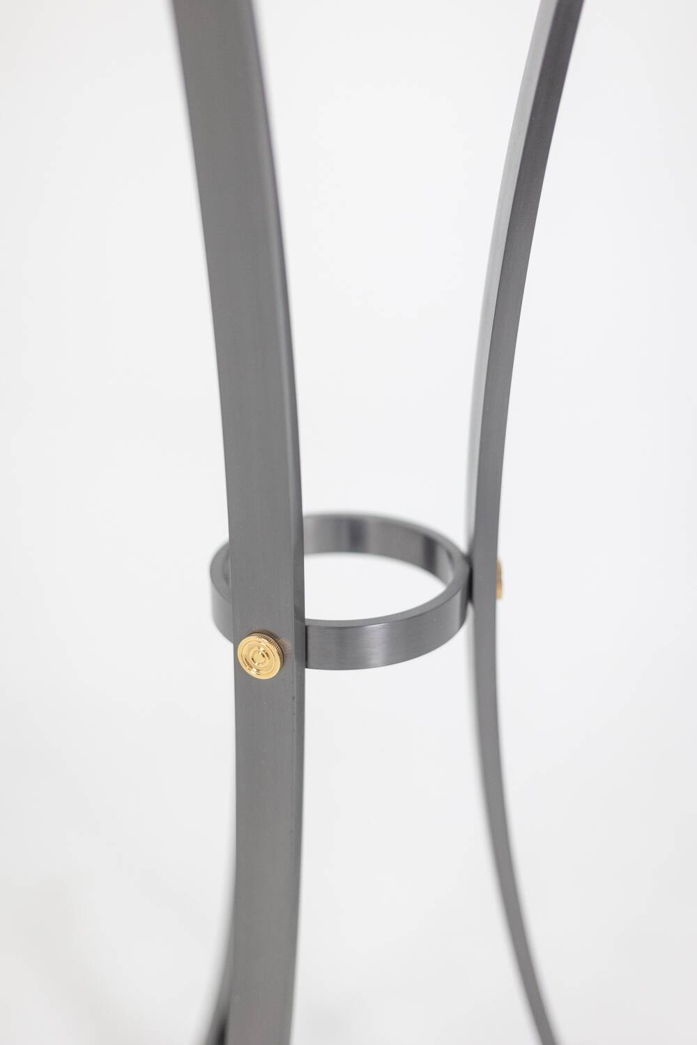 “Canabas” pedestal table in patinated leather, steel, and gilded brass. Contemporary. LS59502209H