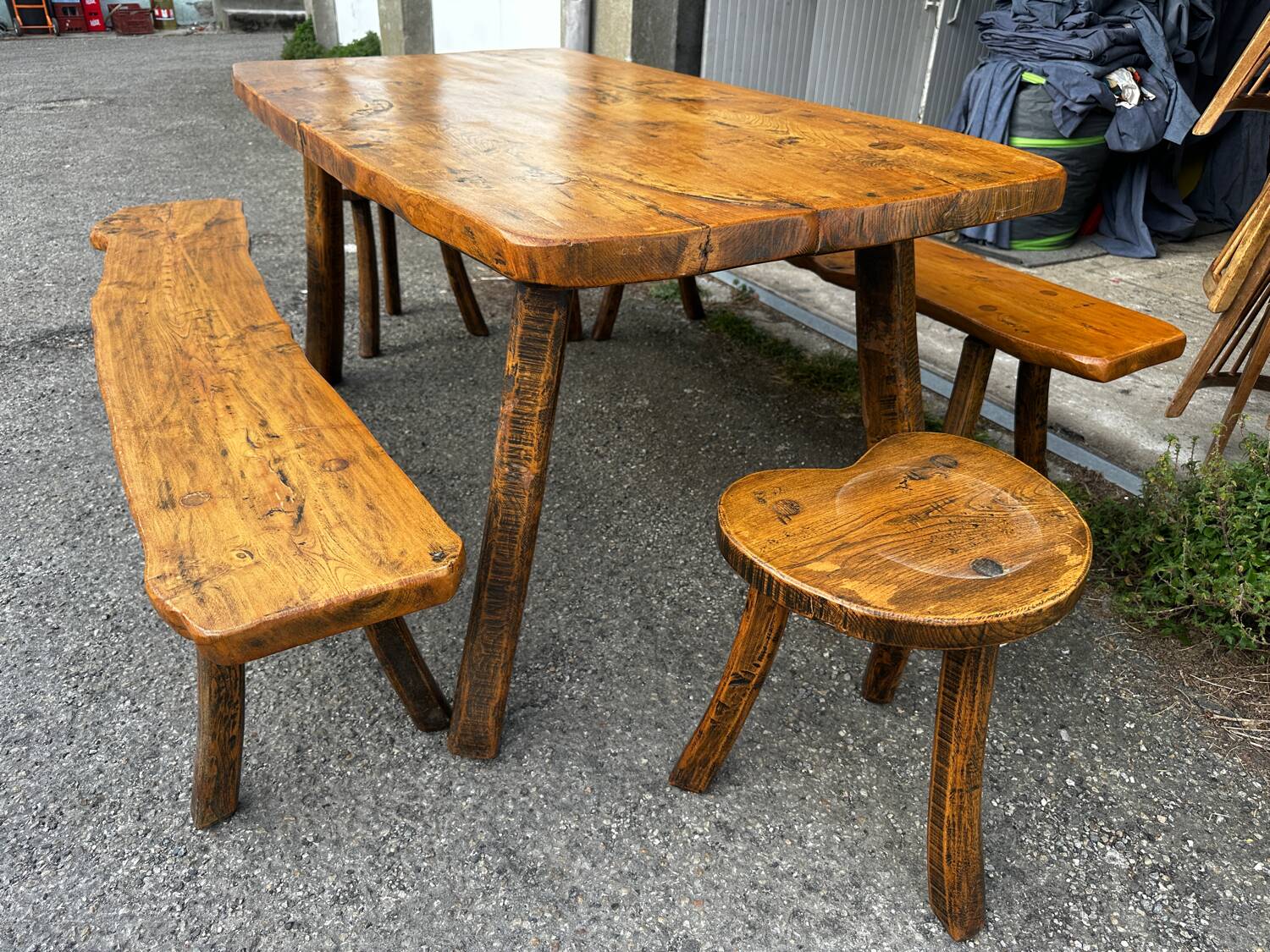 Table, bancs et tabourets Brutaliste