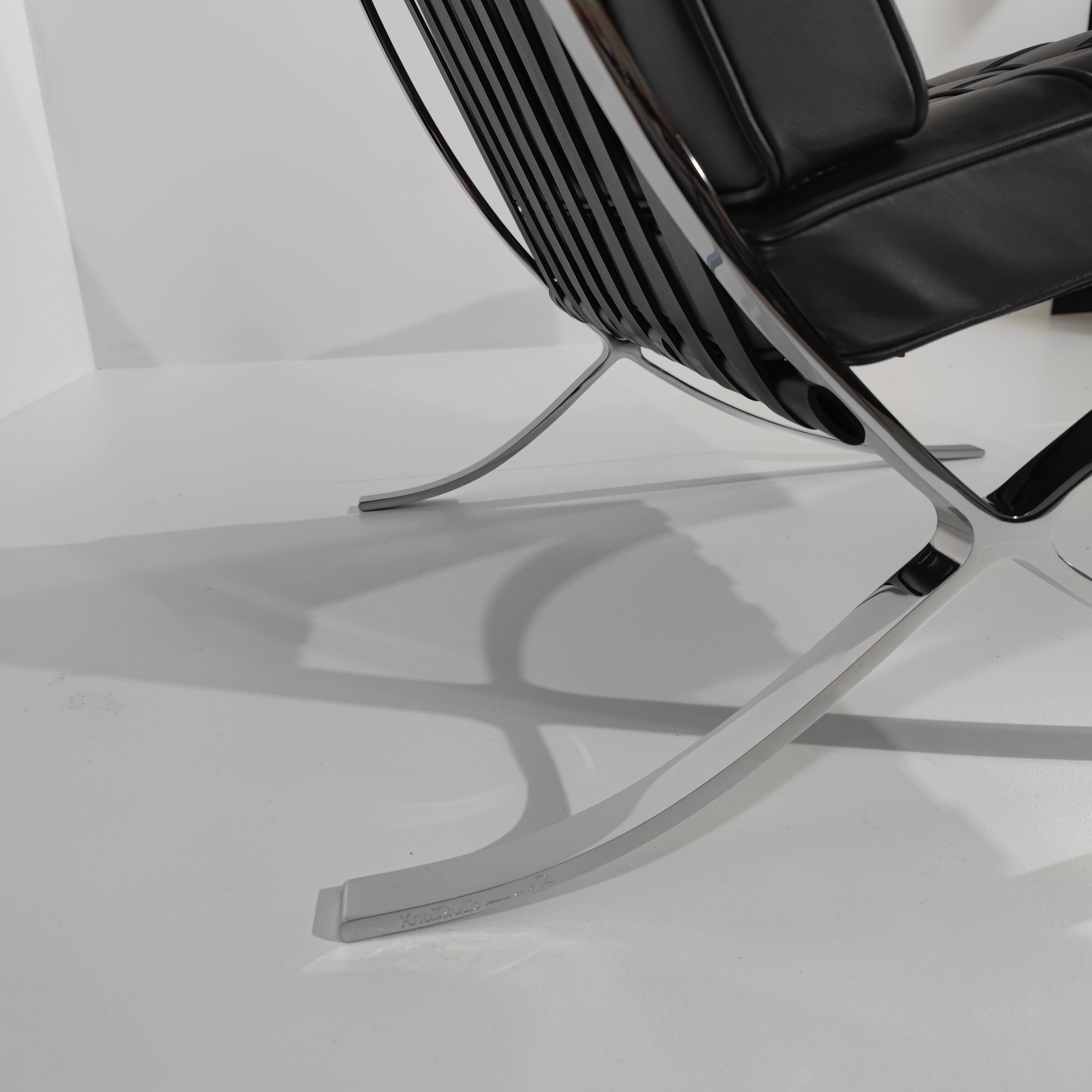 Chauffeuse Barcelona de Mies Van Der Rohe pour Knoll