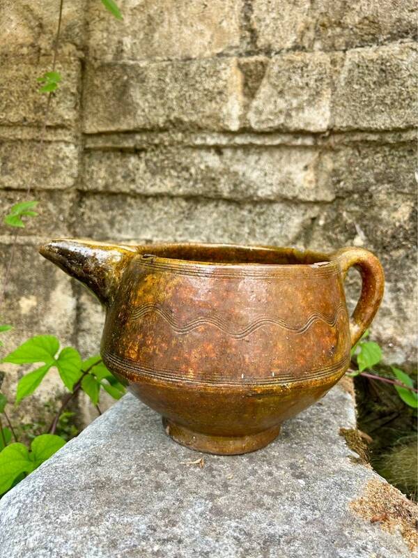 Pot à lait en terre cuite antique