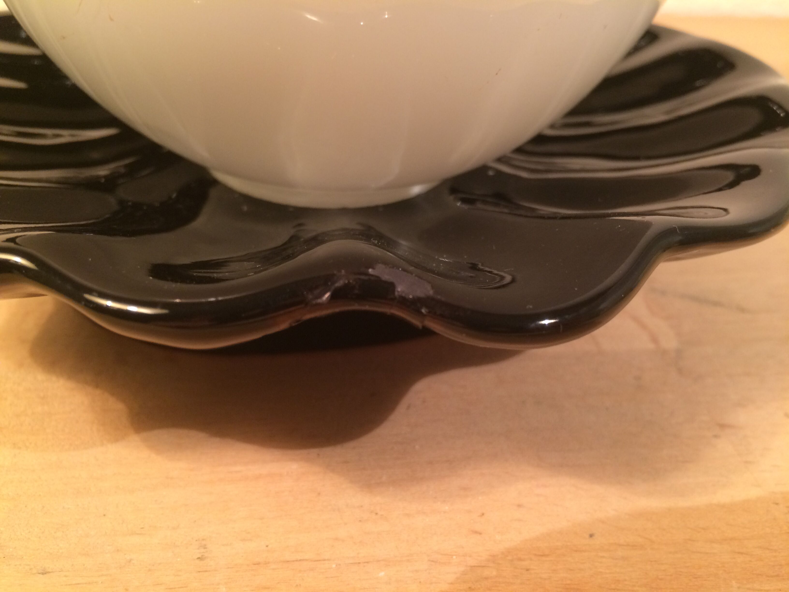 Black ceramic shell lamp and opaline pearl