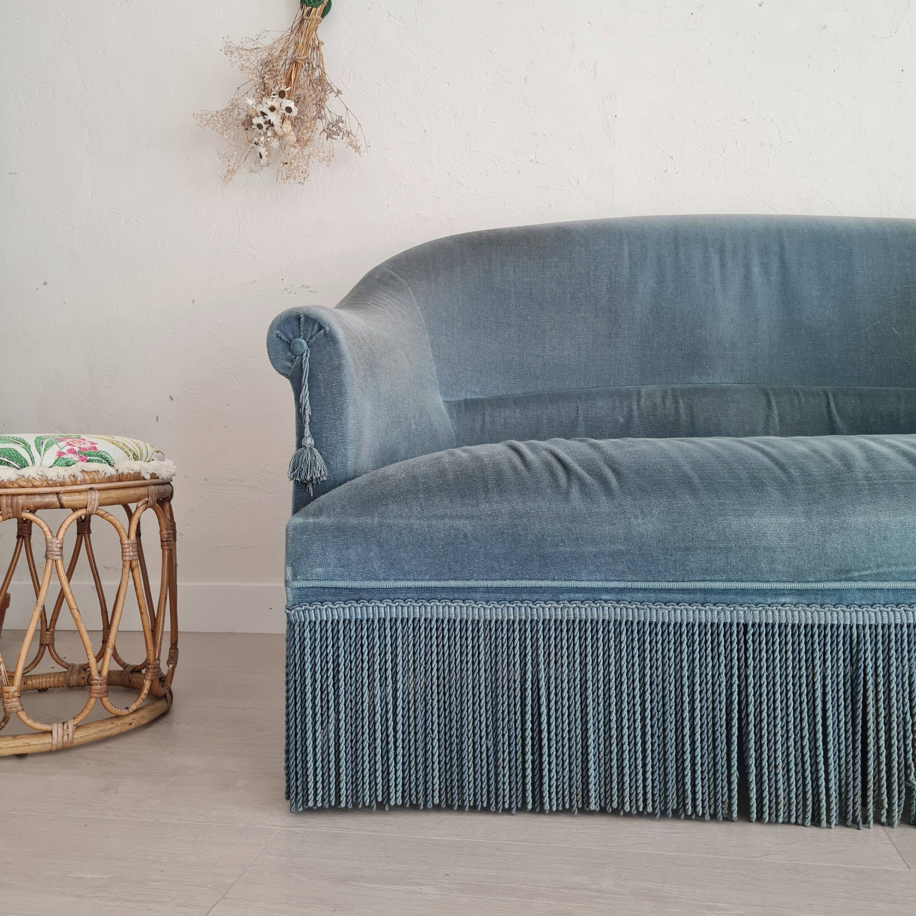 Banquette crapaud en velours bleu ras