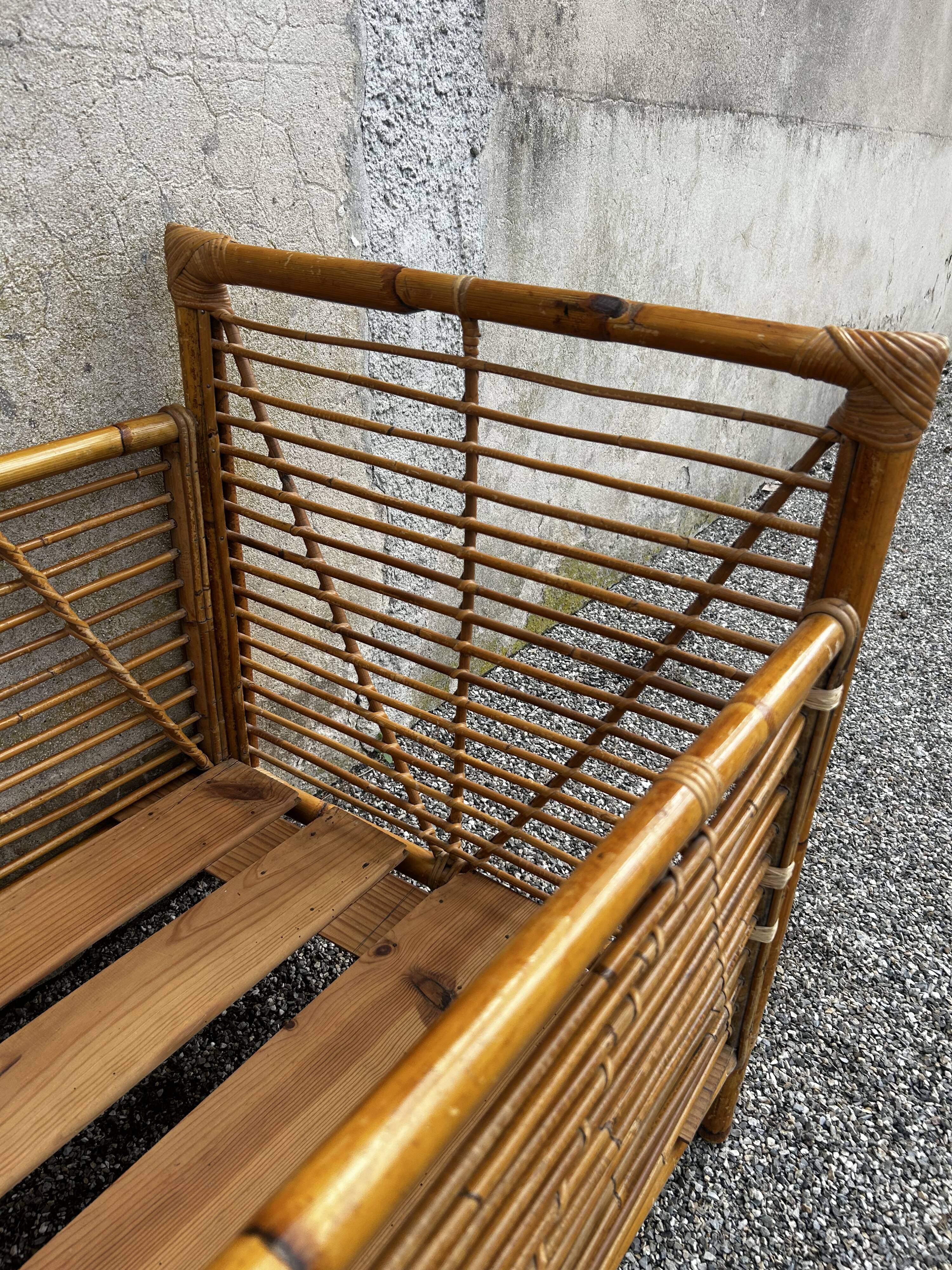 Lit enfant vintage en rotin et bambou – années 70