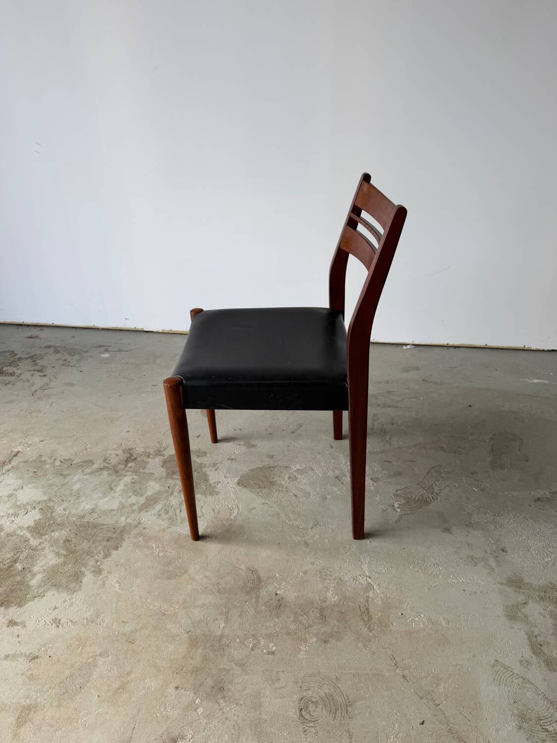 Set of 6 Scandinavian design chairs in solid teak and black Skai.