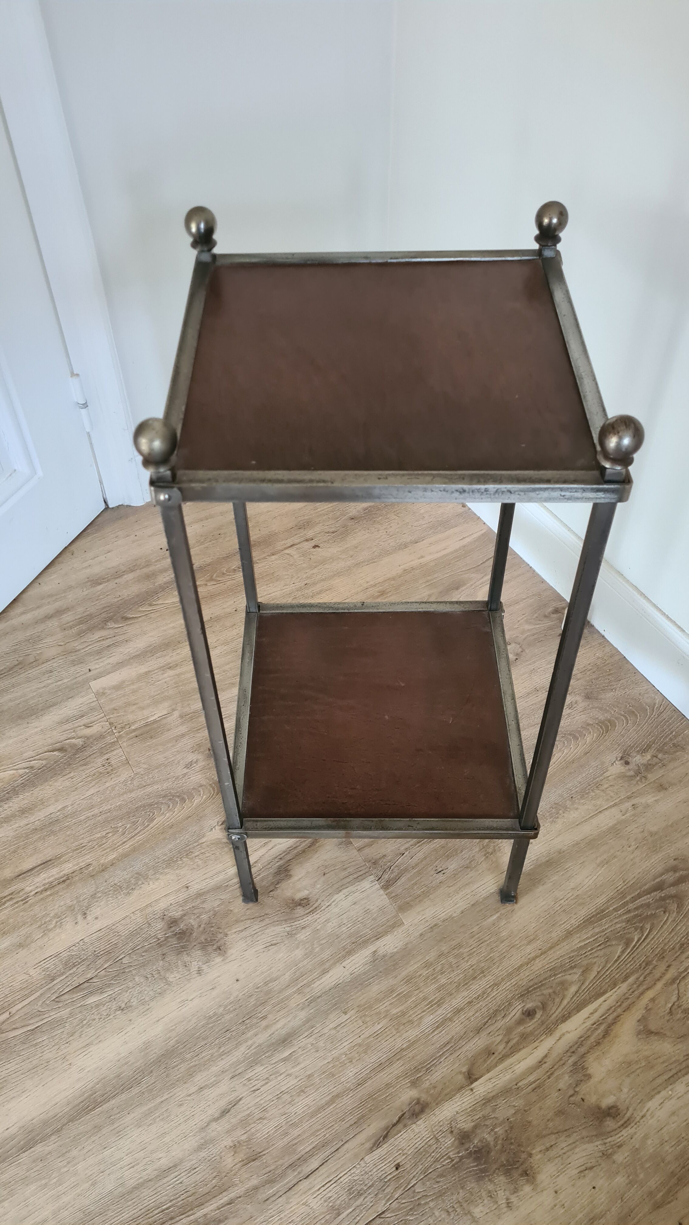 Pedestal table in leather and metal