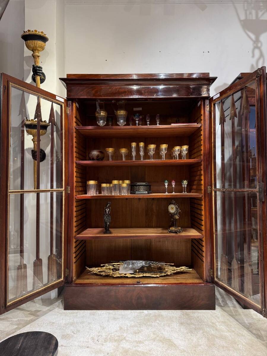 Pair of Empire period mahogany bookcases with flame pattern from the 19th century.