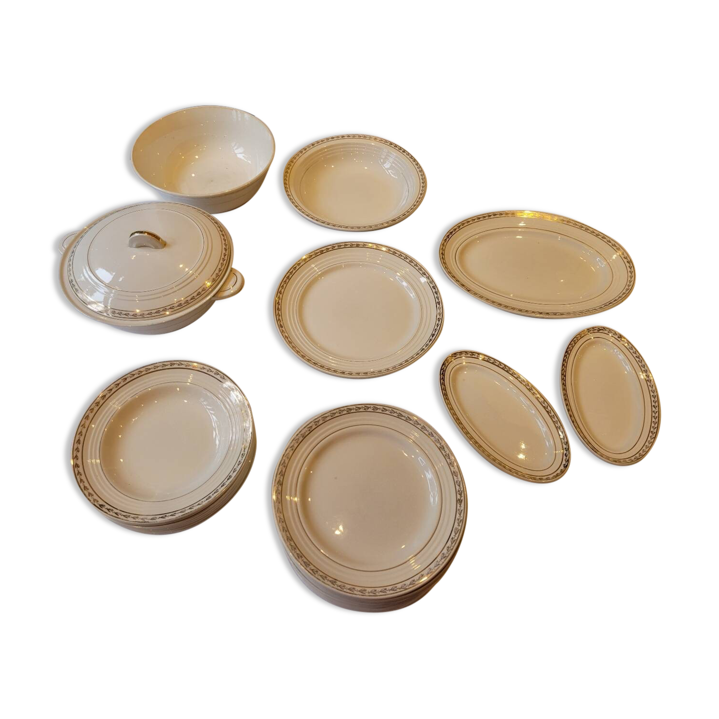 Table service in opaque porcelain with gold leaf.