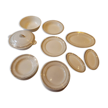 Table service in opaque porcelain with gold leaf.