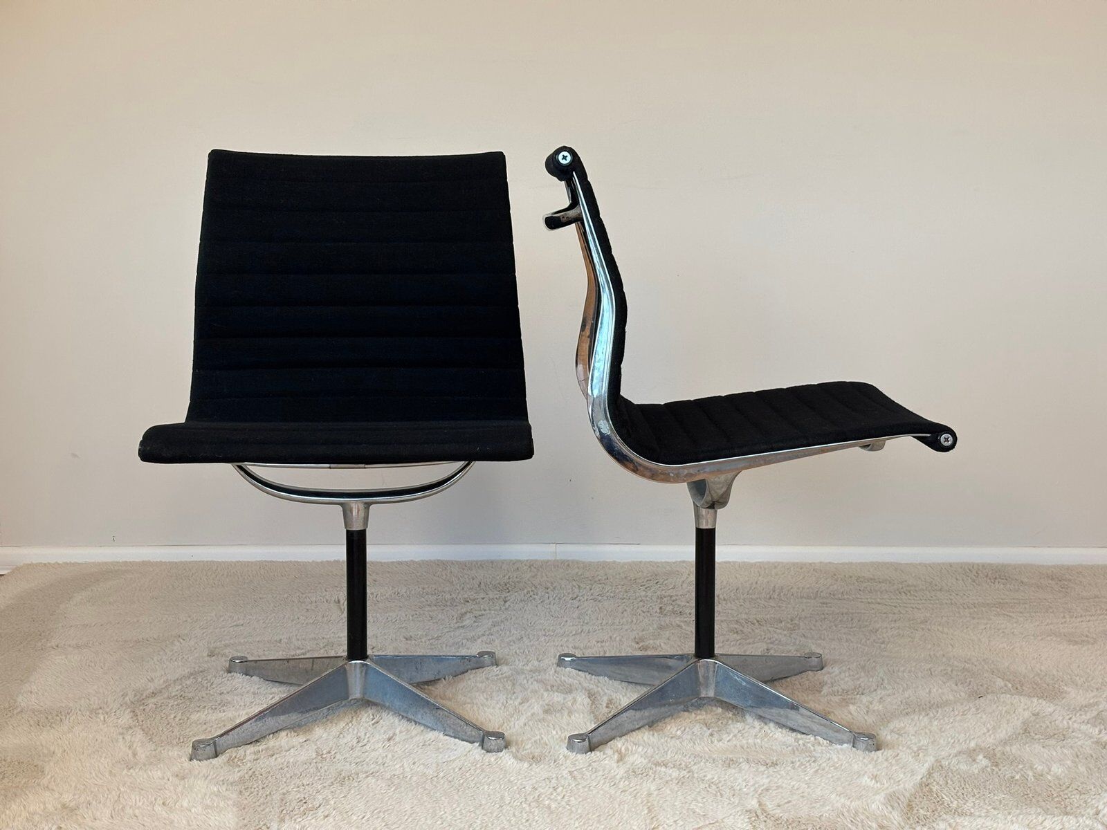 Model EA 105 aluminium chairs by Eames for Herman Miller, 1970s, set of 2