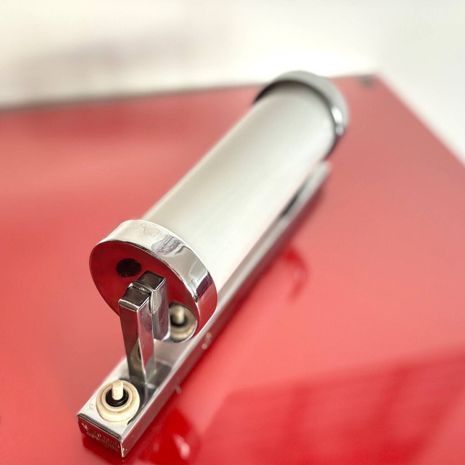 Applique murale fonctionnaliste avec abat-jour tubulaire en verre, Tchécoslovaquie, années 1950