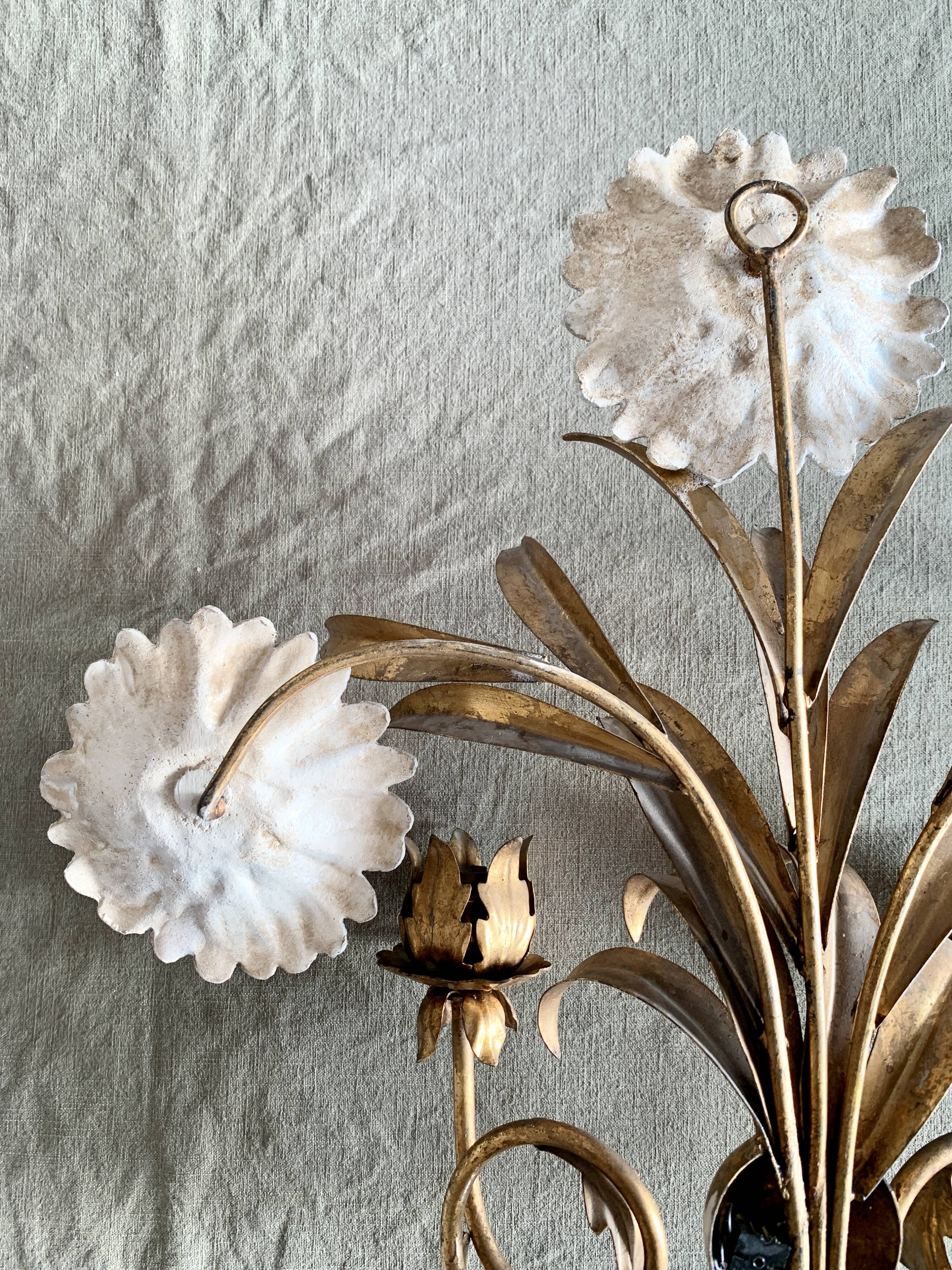 Wall lamp in gilded brass with a daisy design.