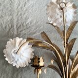 Wall lamp in gilded brass with a daisy design.