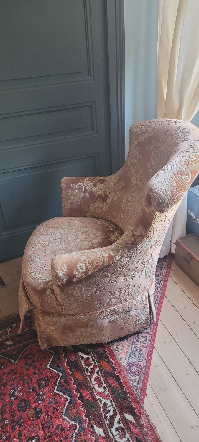 Velvet toad armchair