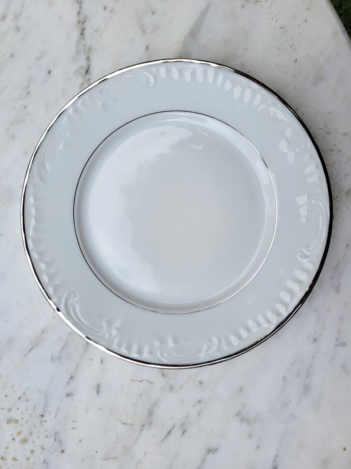 Silver-edged dessert service and its dish