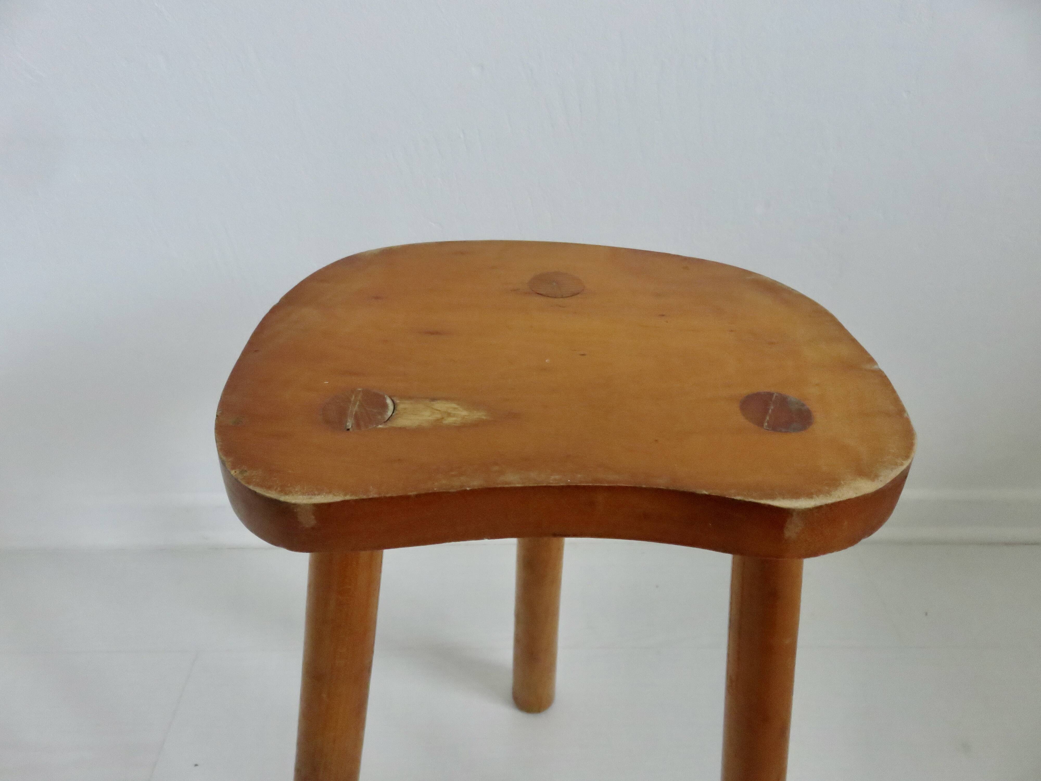 Tabouret de montagne tripode "haricot" en bois blond, 1960