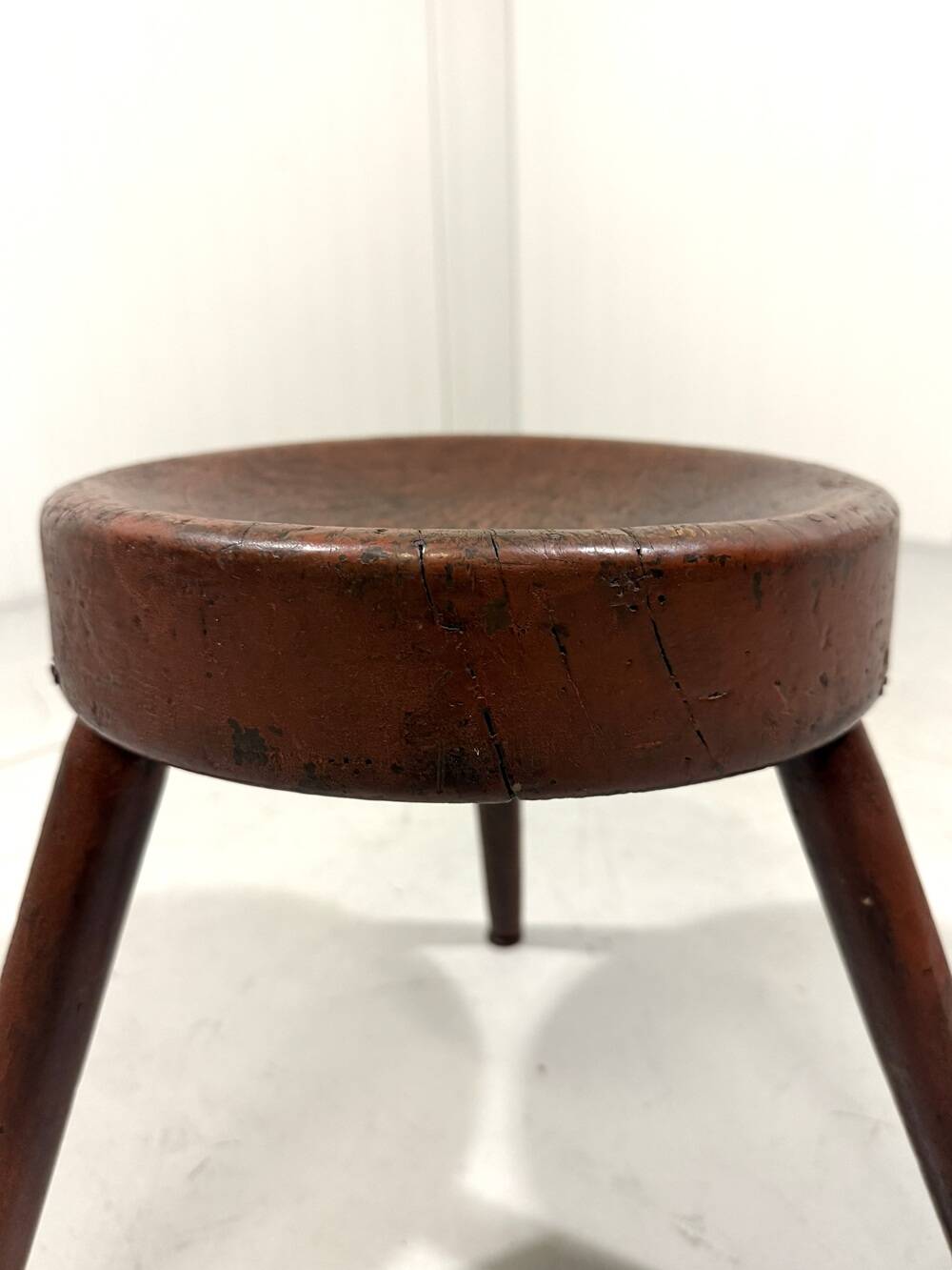 Tabouret trépied rustique ancien en bois, années 1900