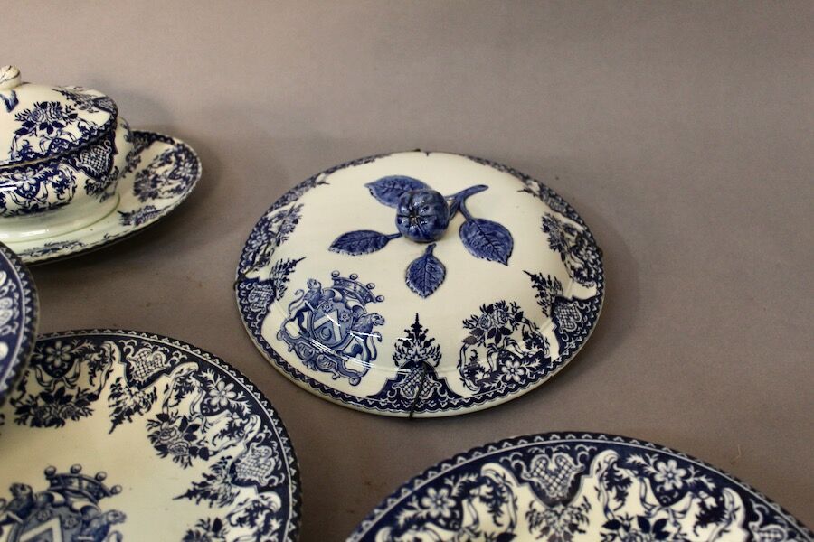 Service in faience of Gien Coat of arms crown and lions XIXth