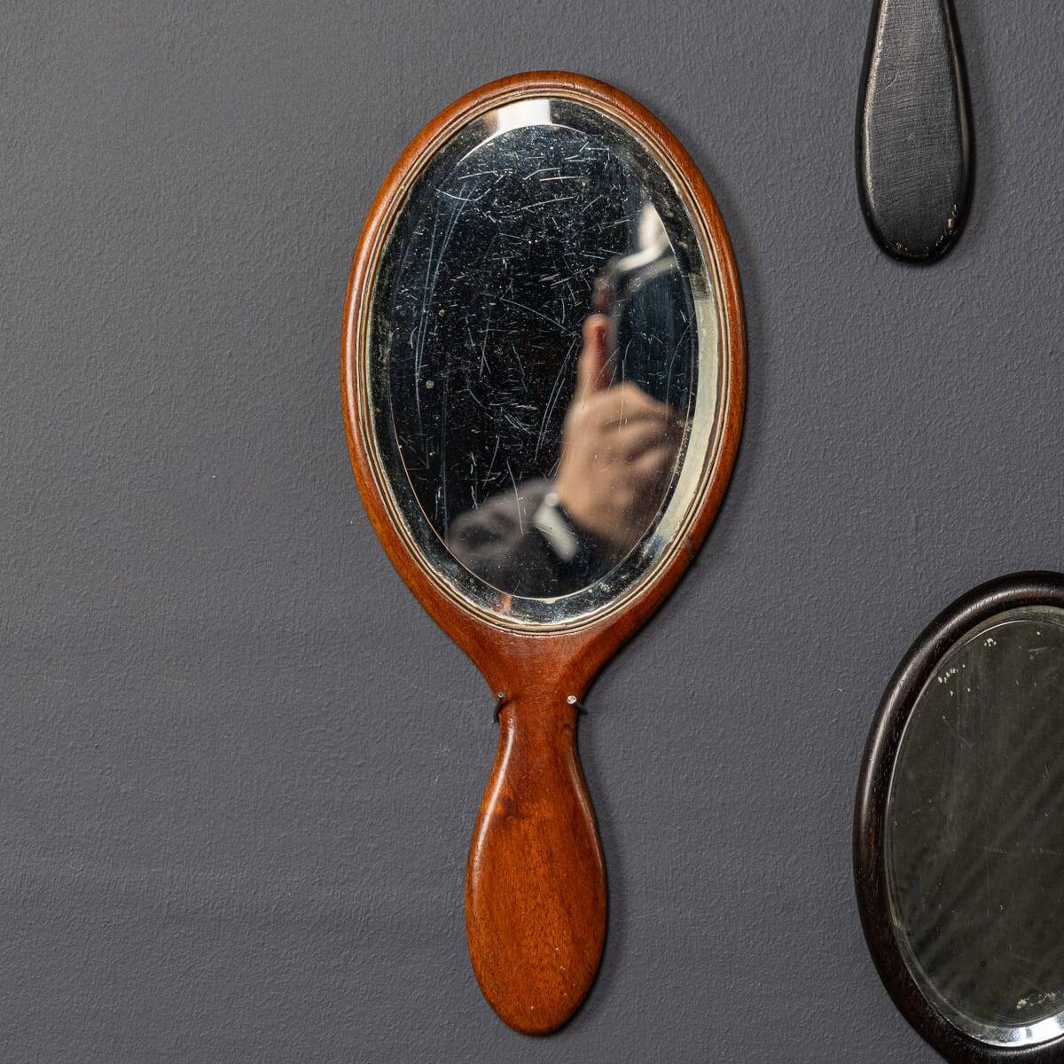 Collection antique du 19ème siècle de vingt-cinq miroirs à main en bois