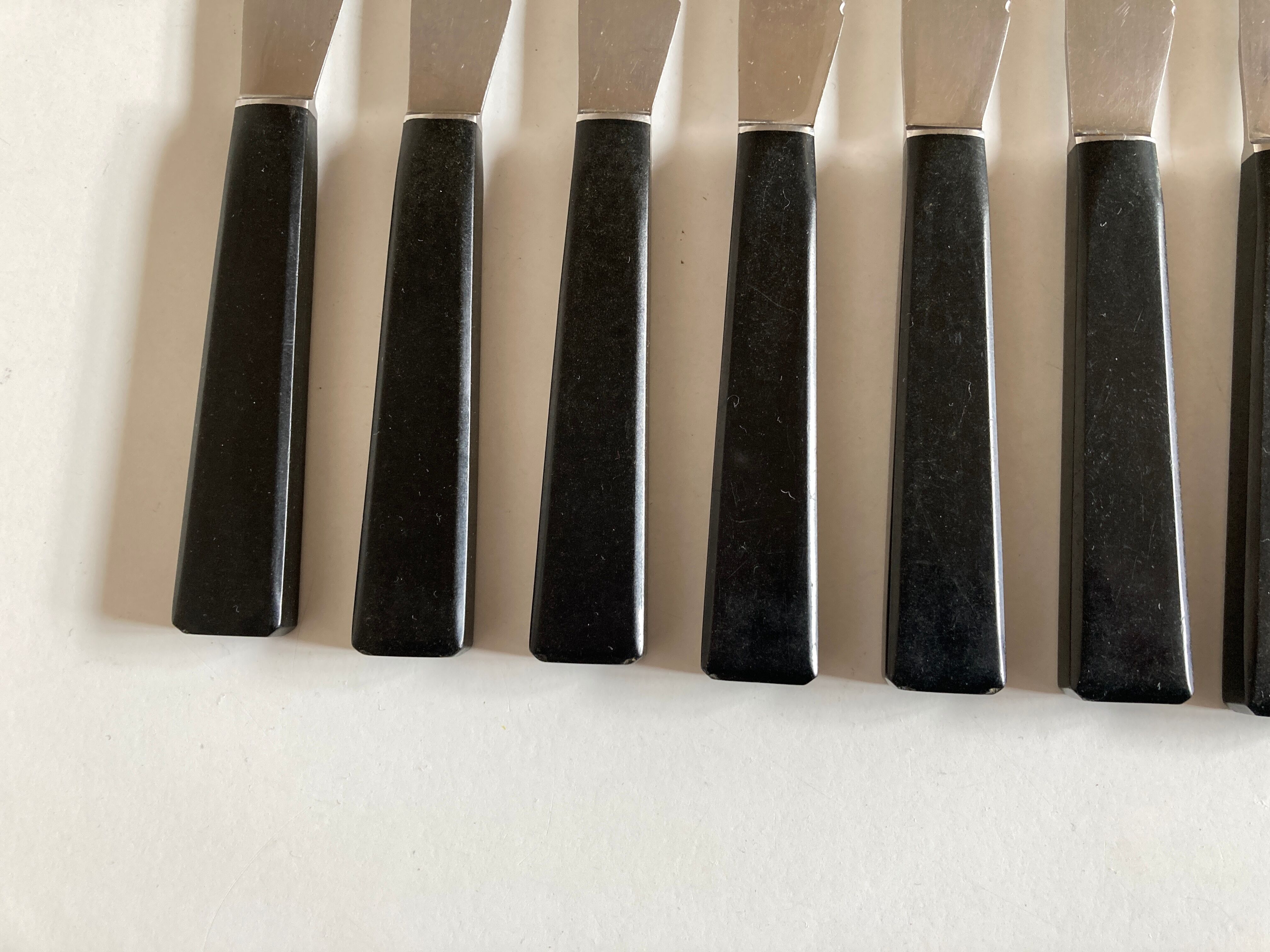 Set de 12 couteaux de brasserie en bakélite noire
