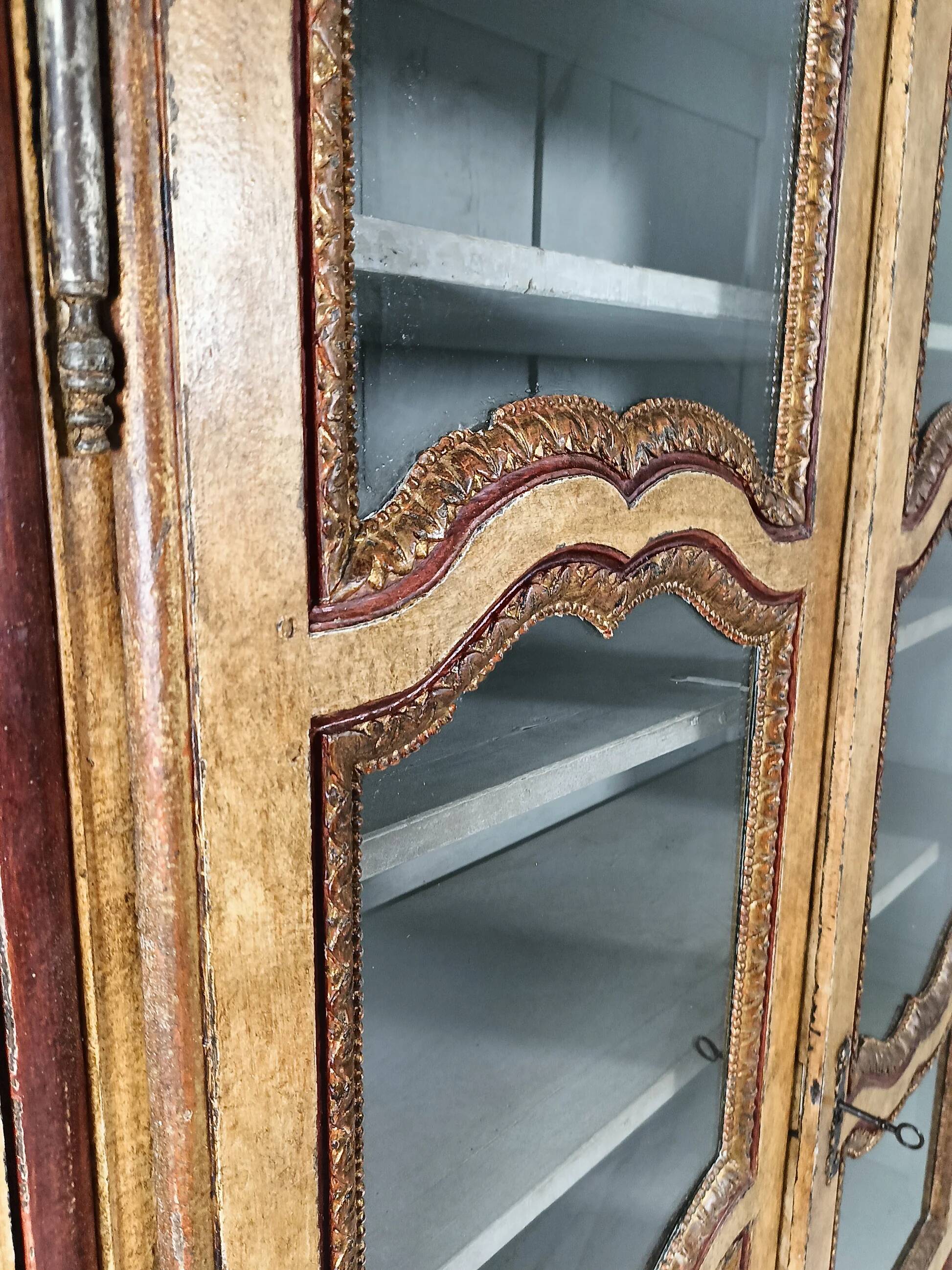 Vitrine française ancienne peinte