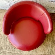 Fauteuil Curl en cuir rouge par Roche Bobois