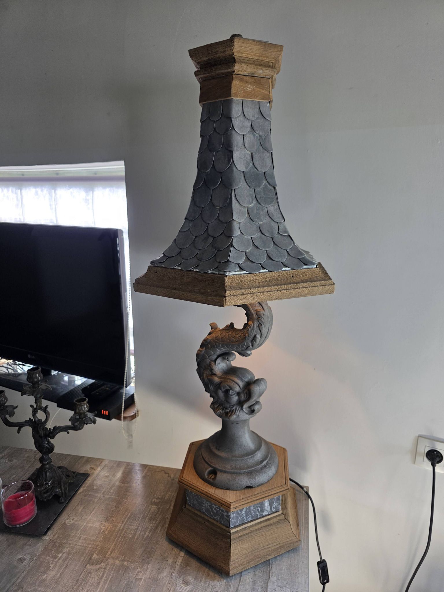 Monumental lamp with a dolphin in cast iron and lead scales - 110cm