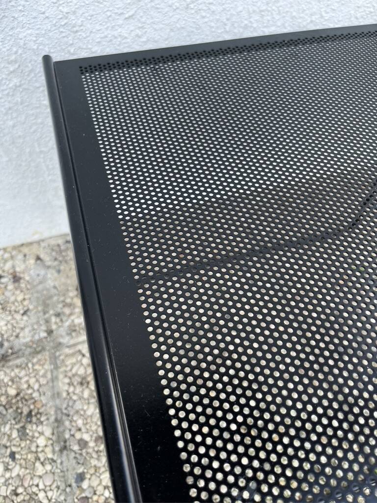 Minimalist nesting table