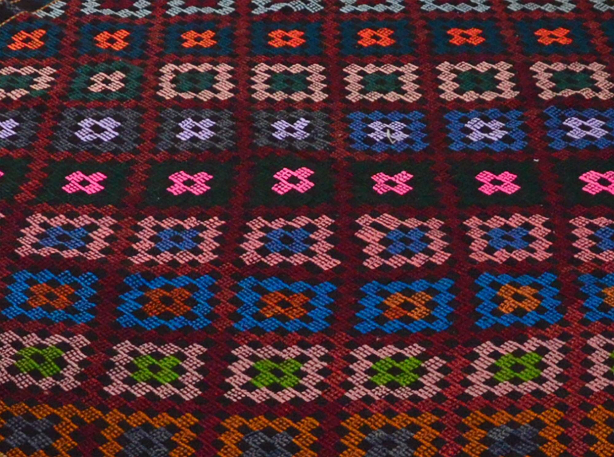 Large vintage Turkish kilim, graphic blue and pink, 282 x 203 cm.