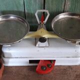 Small household scale with weight