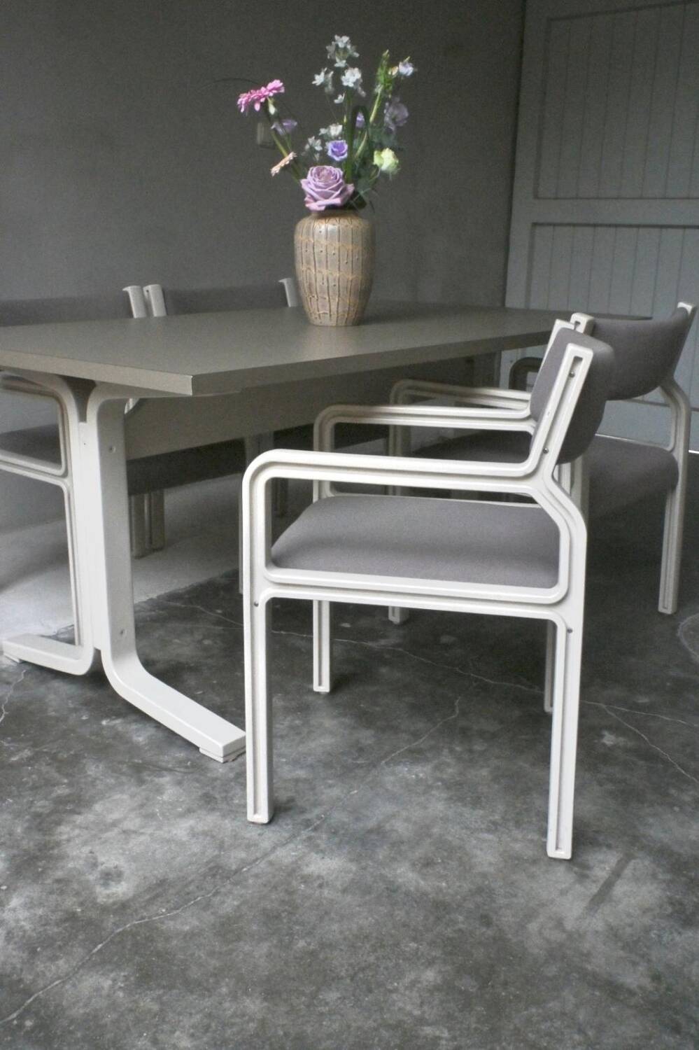 Dining table set and 4 dining chairs by Pierre Mennen for Pastoe.