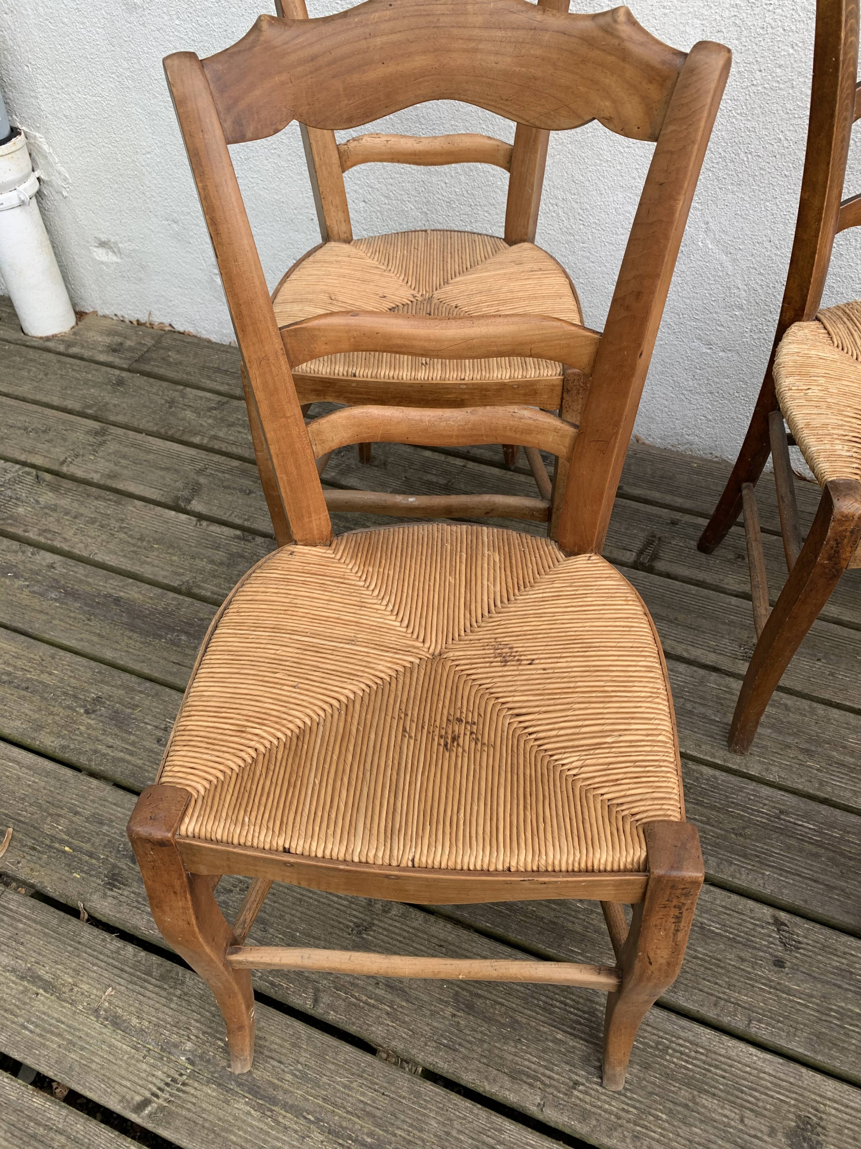 Lot of 7 mulched chairs