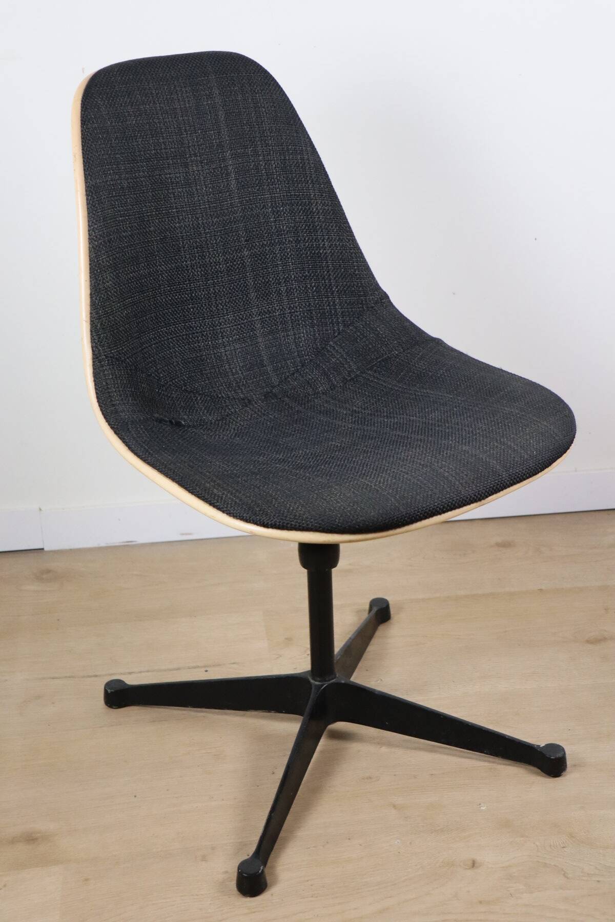 Chaise Eames Herman Miller - Fibre de verre pivotante réglable - 1960